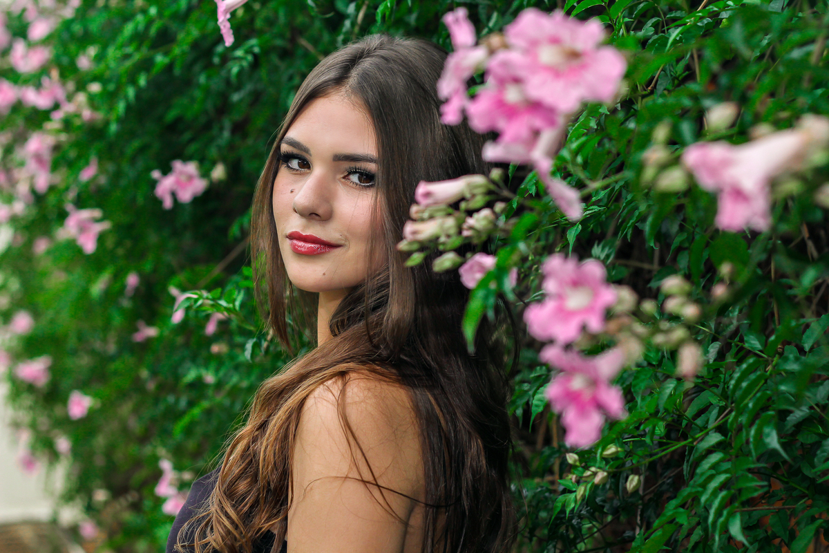 Detalhes arquitetônicos históricos que adicionam charme às fotos do ensaio realizado no jardim do Museu Solar do Barão
