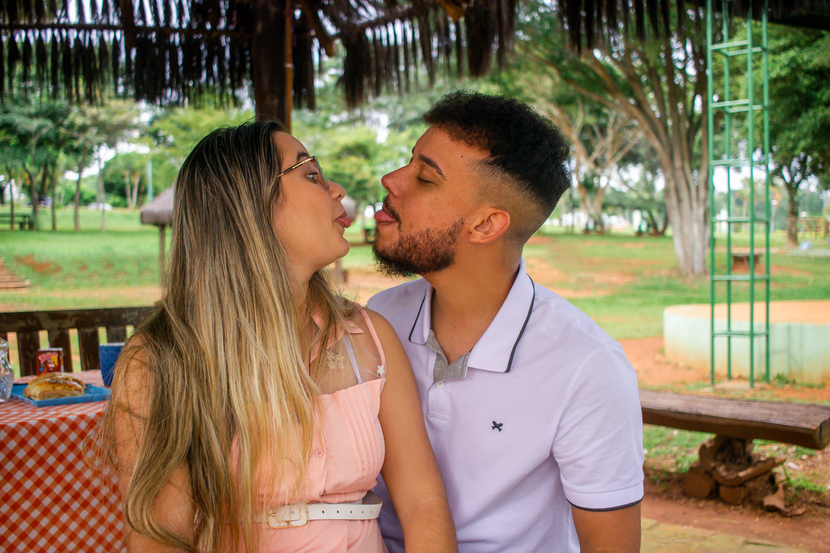 Ensaio de casal divertido