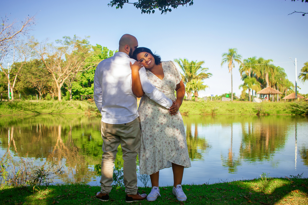 Ensaio de gestante com lago em Jundiaí
