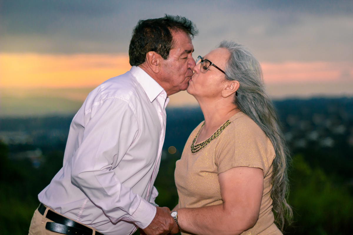 Romance ao anoitecer: o entardecer emoldura o amor do casal