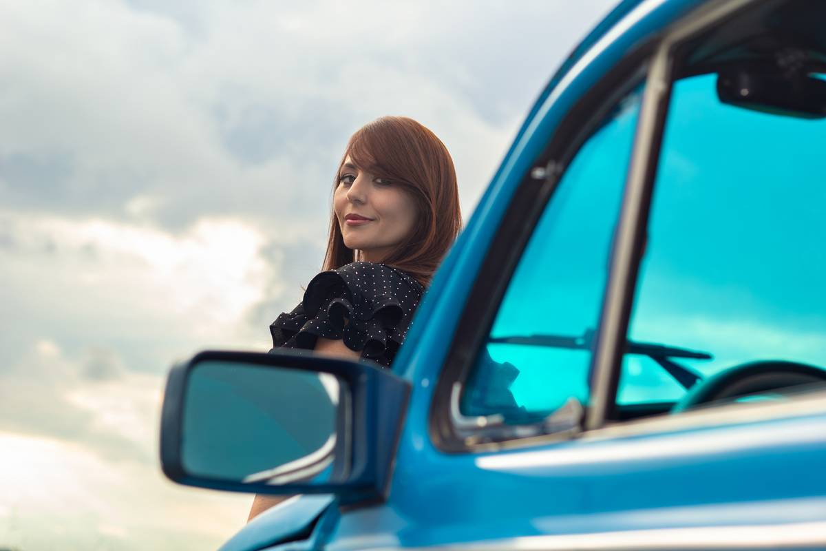 Ensaio feminino com fusca azul