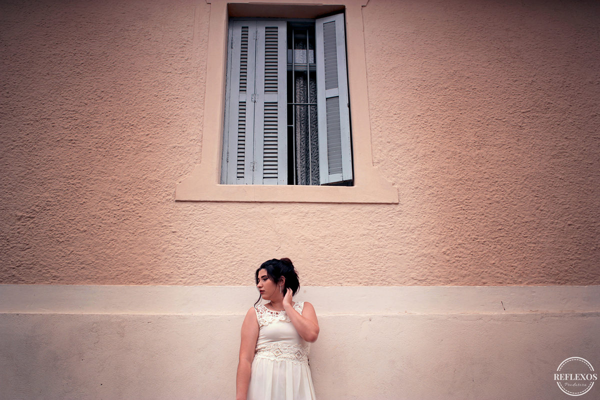 Janela para a Beleza: Larissa em Frente a uma Antiga Janela no Centro