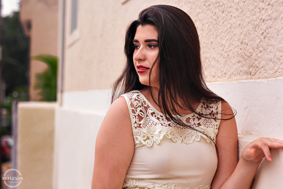 Detalhes Simples, Resultados Deslumbrantes: Larissa em um Ensaio Fotográfico Memorável