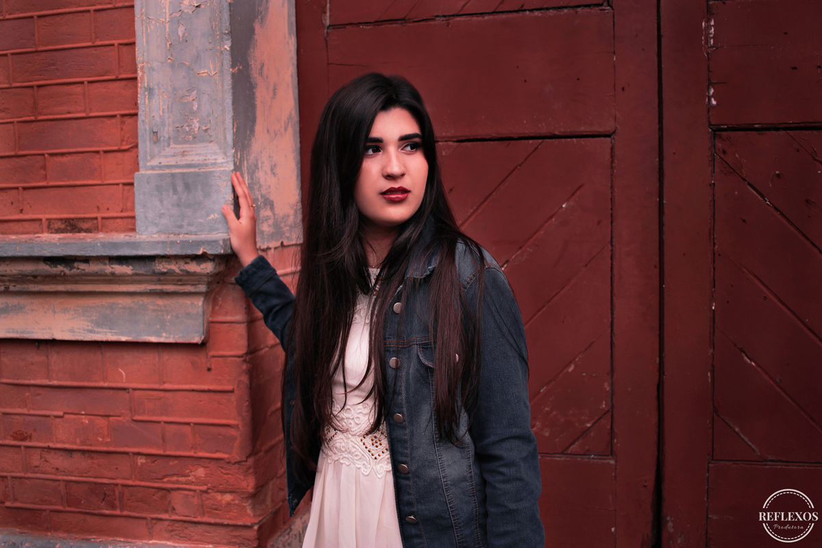 Elegância entre os Trilhos: Larissa na Estação de Trem de Várzea Paulista