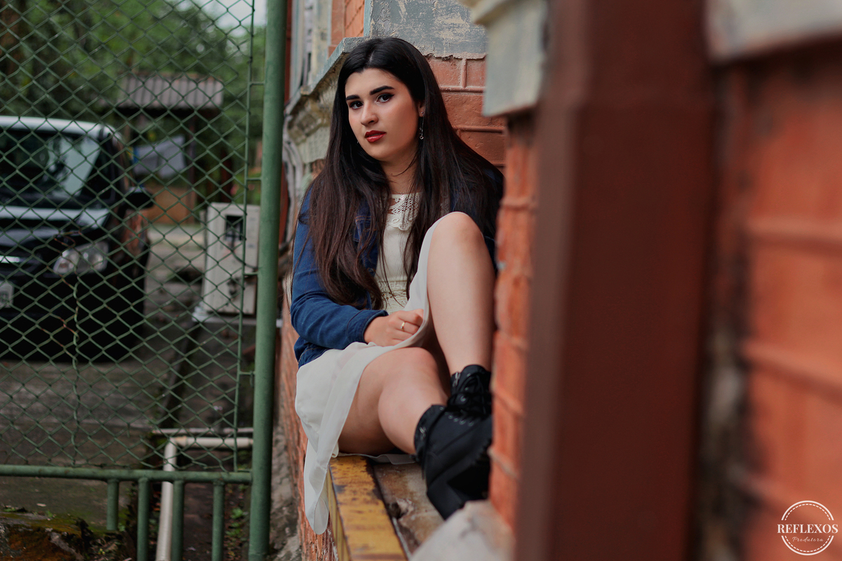Beleza em Flor: Larissa Posando em Meio às Flores do Centro de Várzea Paulista