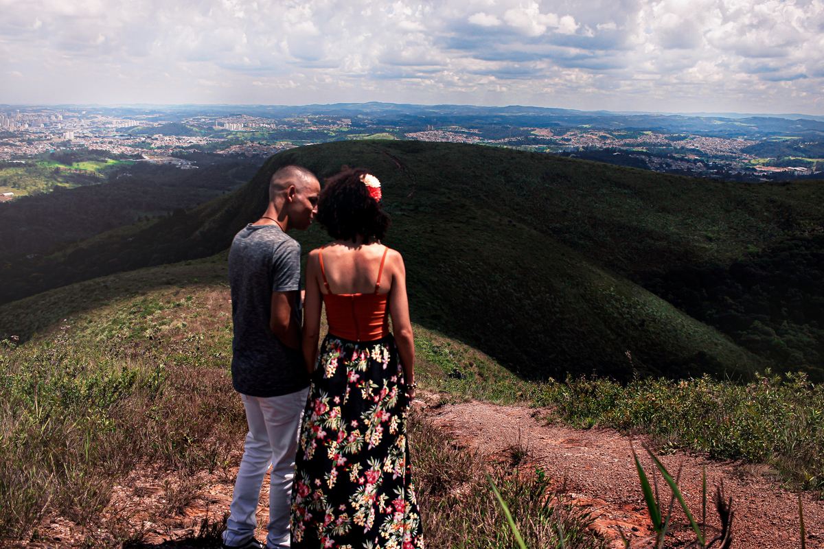 Momentos íntimos: José e Jéssica trocando olhares apaixonados na Serra do Mursa