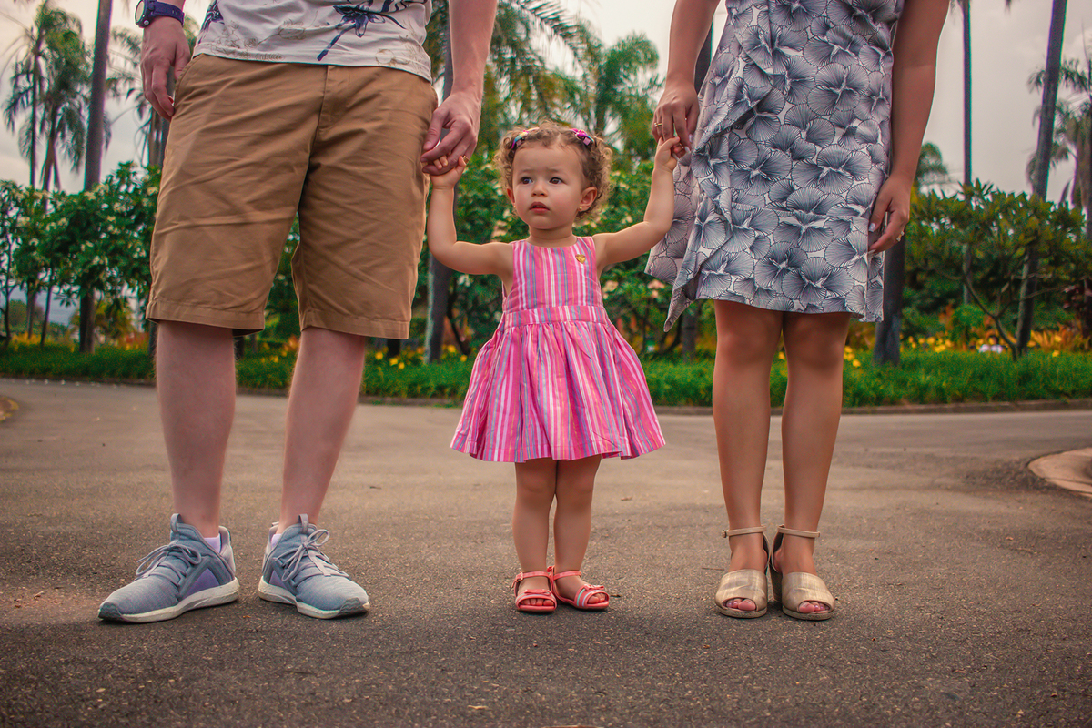 Momentos preciosos: Capturando a ternura da família em meio à natureza exuberante