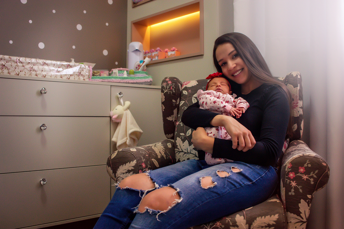 Ensaio newborn em casa: Capturando a ternura dos primeiros dias.