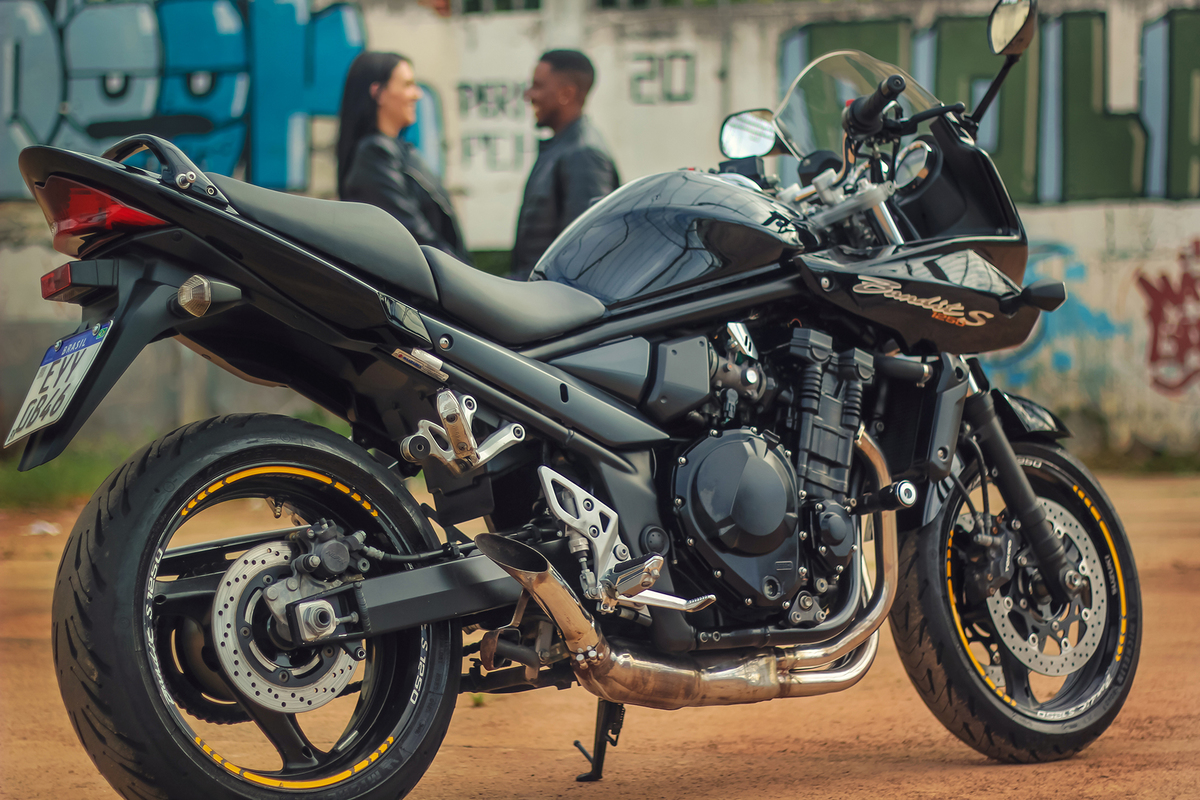 Beleza da maternidade em meio à cidade.