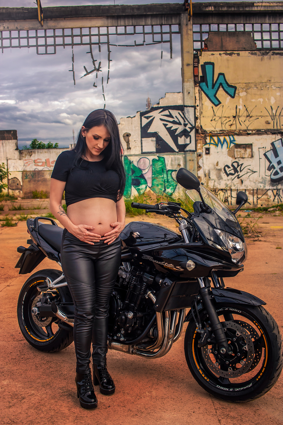 Beleza da maternidade em meio à cidade.