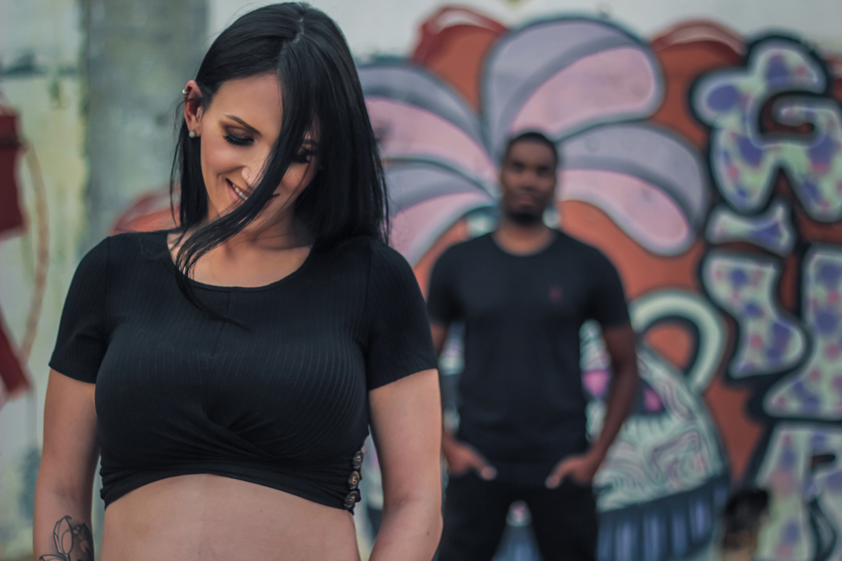 Intensidade e alegria: Ensaio de gestante capturando a essência da vida urbana