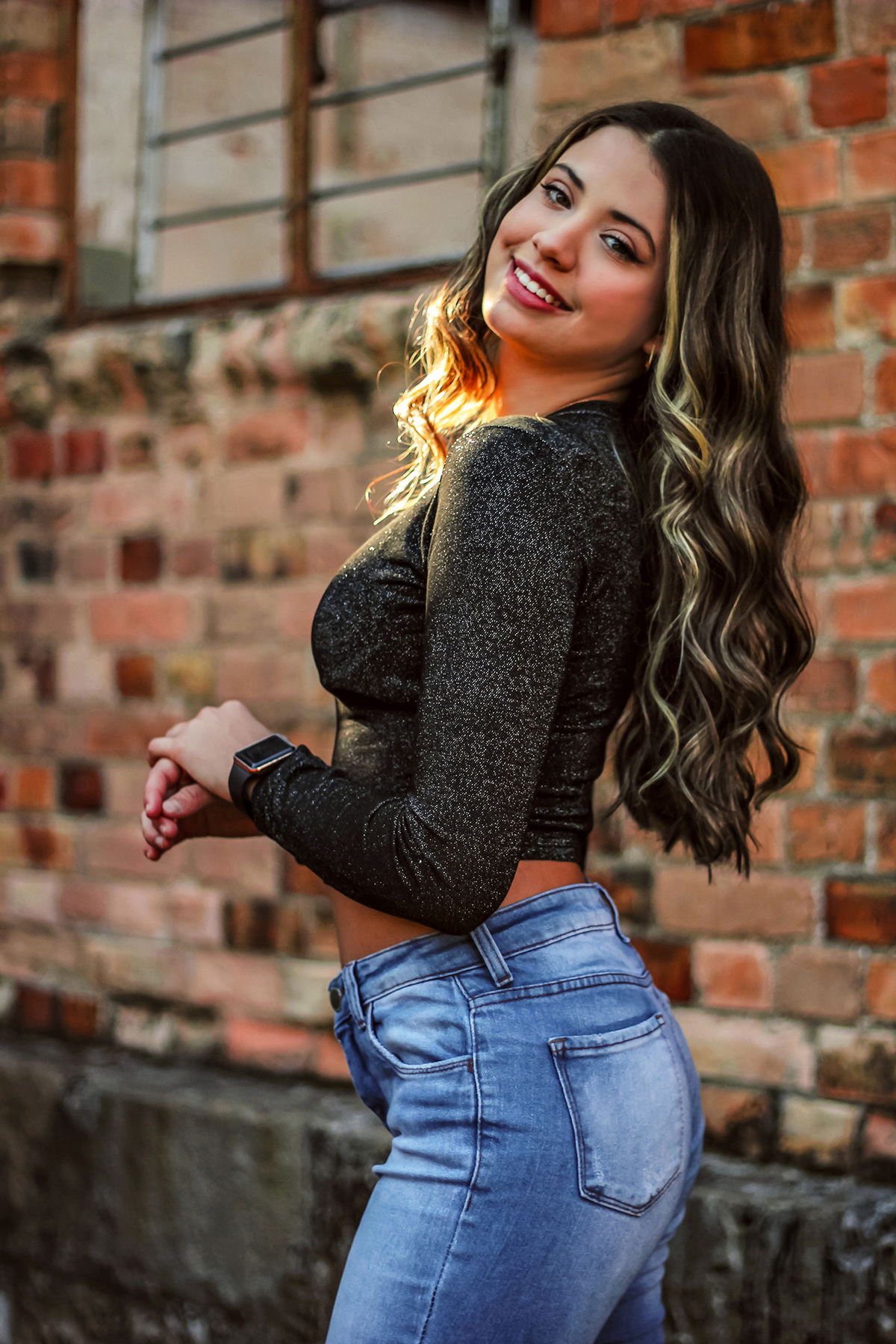 Atmosfera Nostálgica: Ensaio Fotográfico da Ana Júlia entre os Trens Abandonados