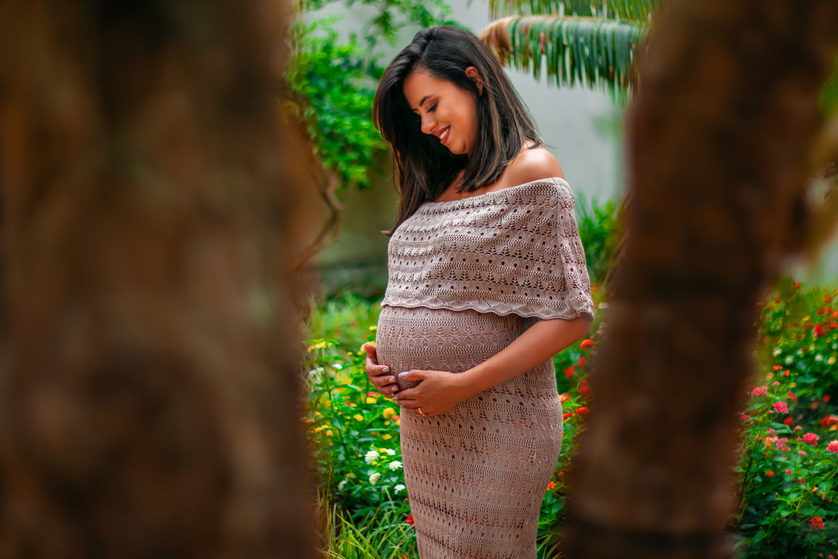Flores e encanto: capturando a essência da maternidade neste cenário histórico