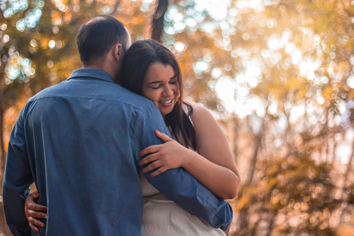 Olhares que Falam: casal Trocando Promessas de Amor