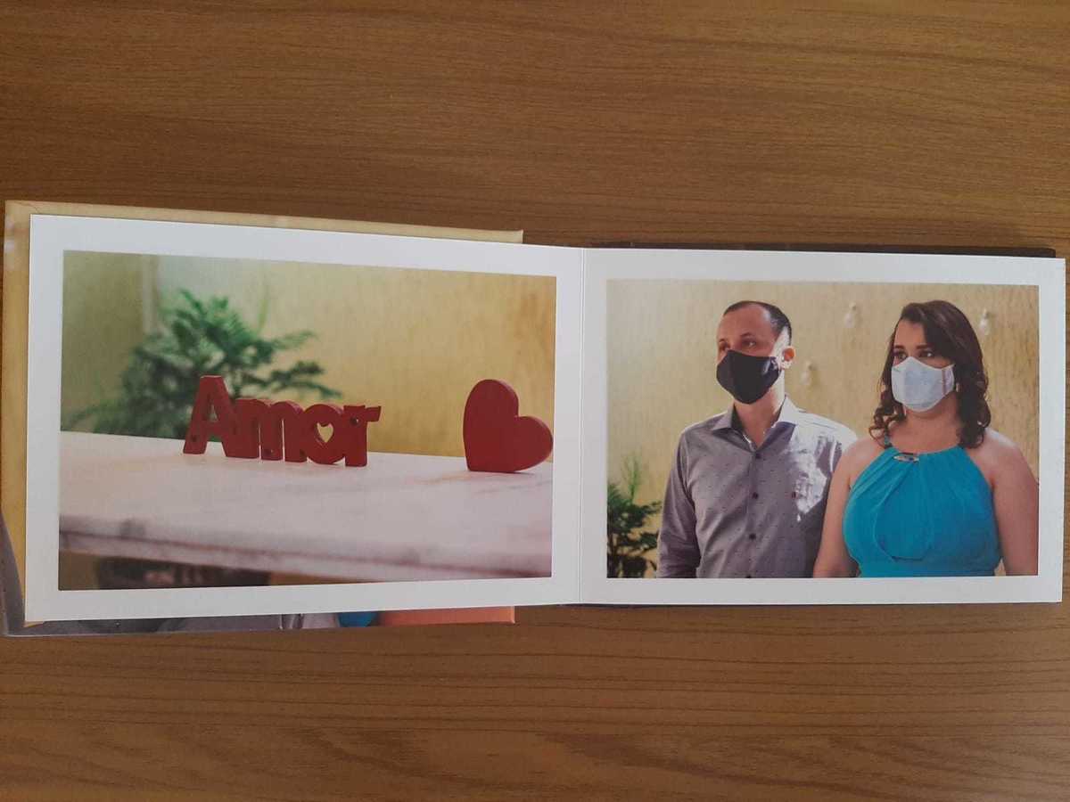 Lembranças que Duram para Sempre: Renata e Seu Noivo no Álbum de Casamento