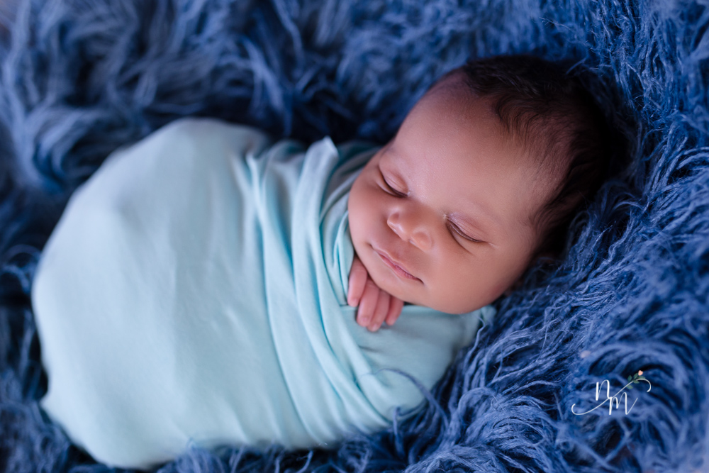 foto de bebe recem nascido enrolado num paninho azul