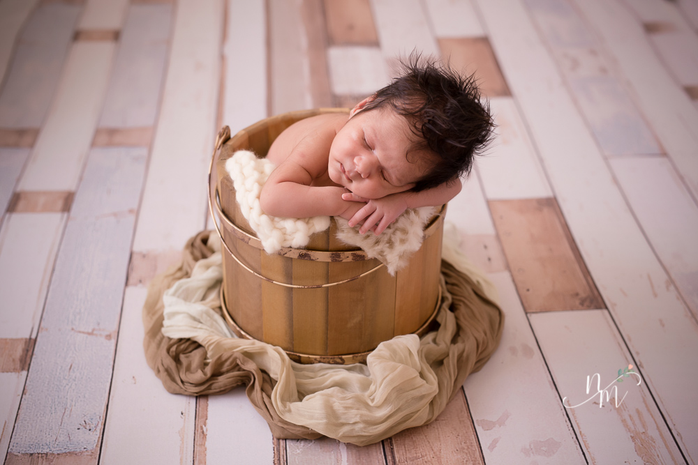 Bebê recém nascido dentro do caixote