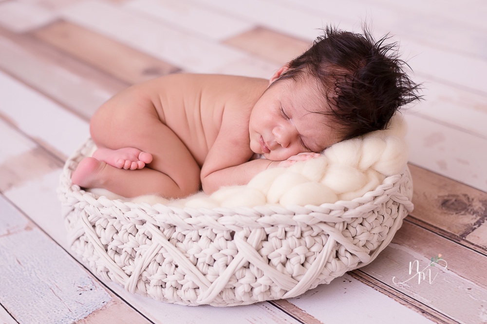 Bebê recém nascido dentro do cesto de tecido