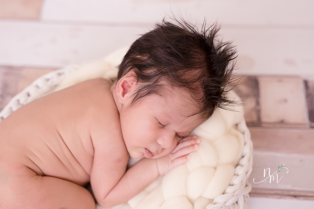 Bebê recém nascido dentro do cesto de tecido