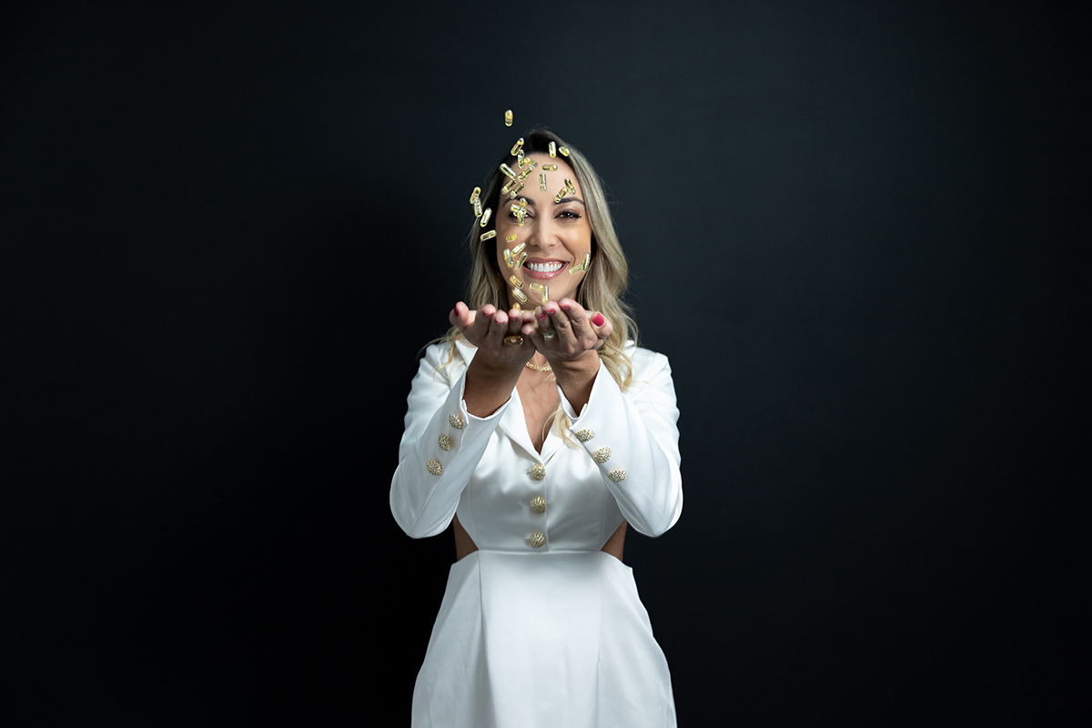 Biomédica jogando cápsulas para o alto