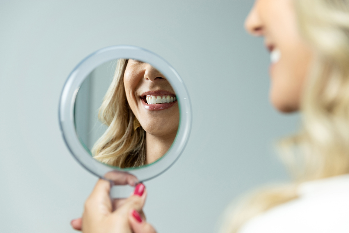 Mulher olhando no espelho