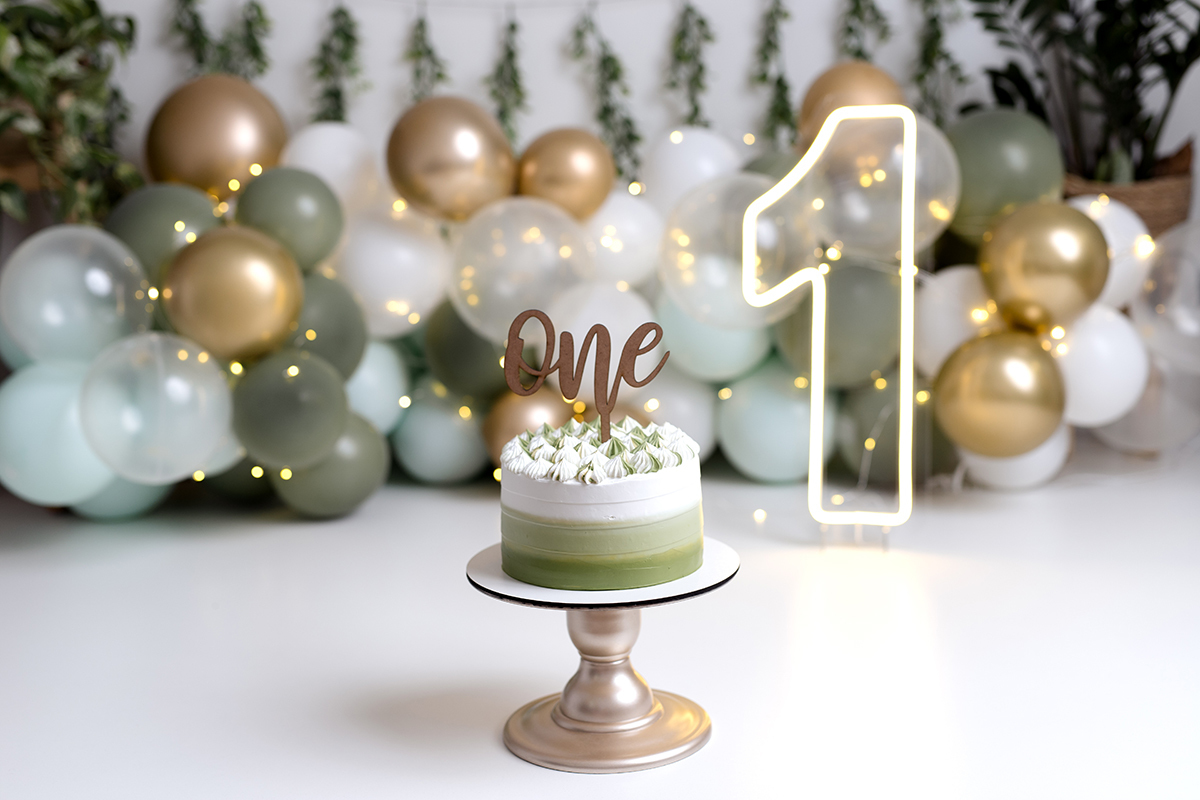  ensaio  smash the cake com balõess verde, branco e dourado