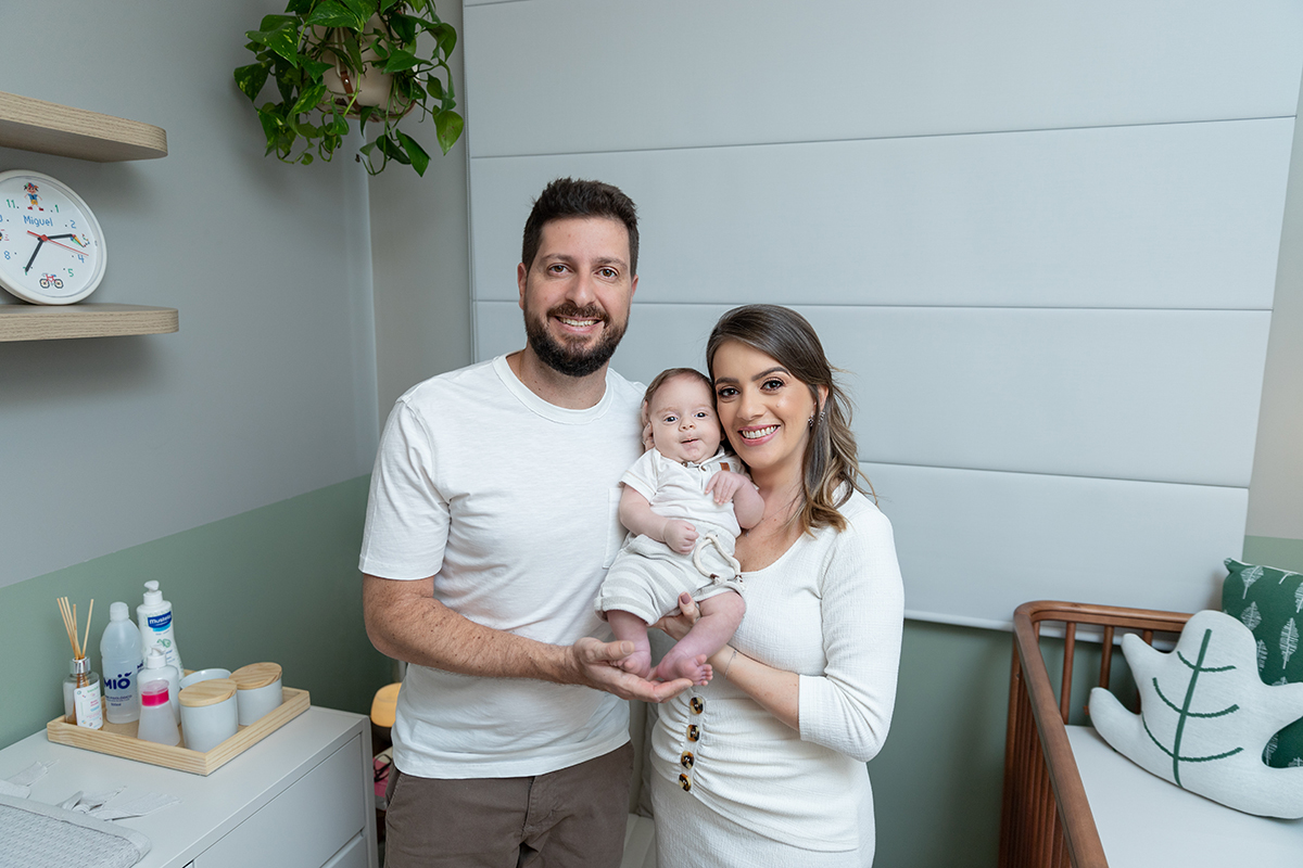 pais com bebê no quartinho