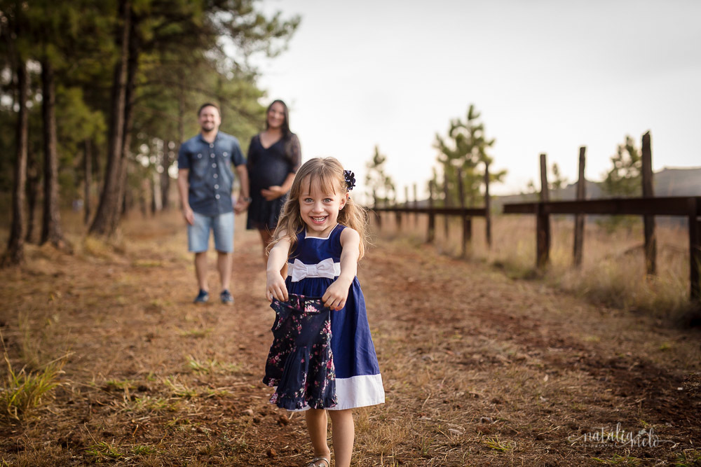 ensaio de gestante em familia na linha do trem em nova lima - mg - Natália Melo Fotografia