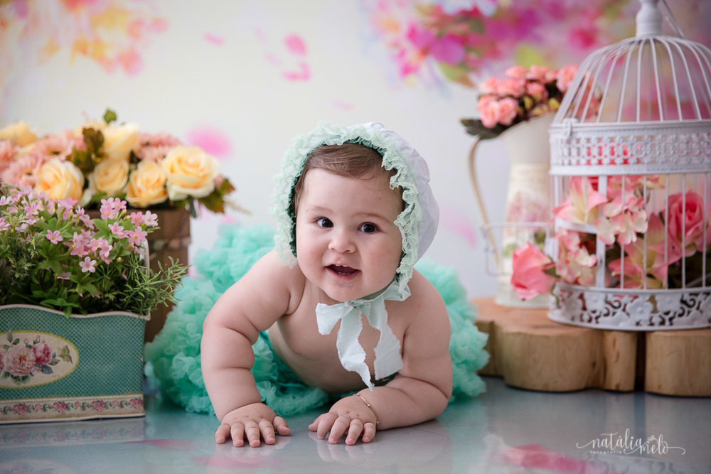 Ensaio infantil realizado em estudio com cenário de flores em Belo Horizonte - MG por Natália Melo Fotografia