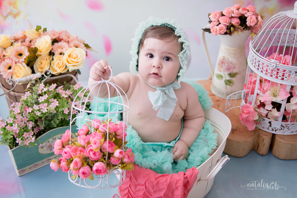 Ensaio infantil realizado em estudio com cenário de flores em Belo Horizonte - MG por Natália Melo Fotografia