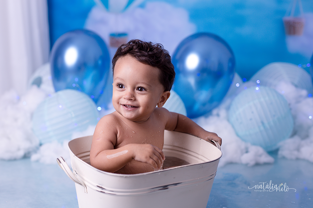 bebê tomando banho na tina no Ensaio smash the cake no tema Balões feito no Estúdio Natália Melo Fotografia em Belo Horizonte - MG
