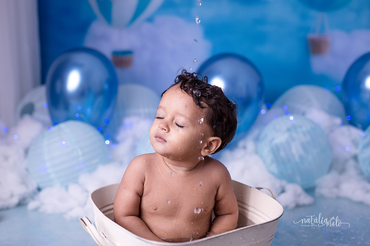 bebê tomando banho na tina no Ensaio smash the cake no tema Balões feito no Estúdio Natália Melo Fotografia em Belo Horizonte - MG