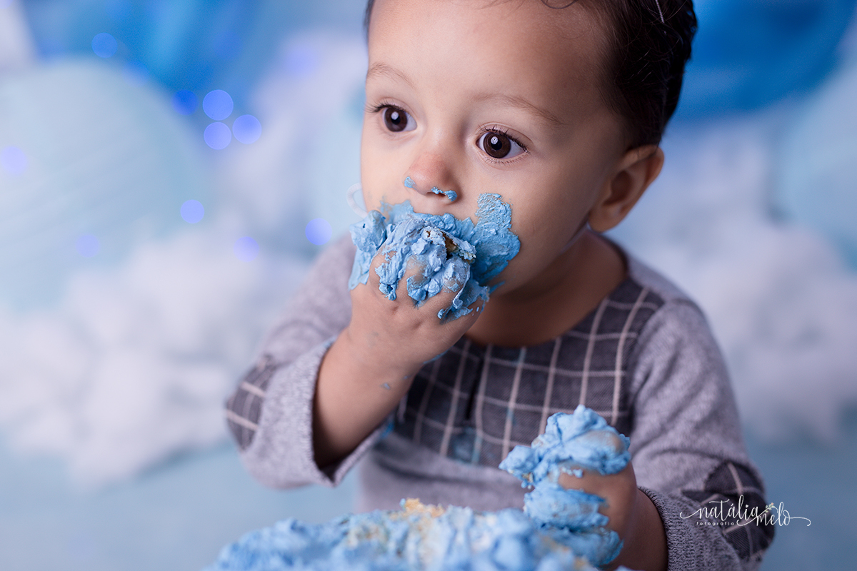 menino comendo bolo no Ensaio smash the cake no tema Balões feito no Estúdio Natália Melo Fotografia em Belo Horizonte - MG