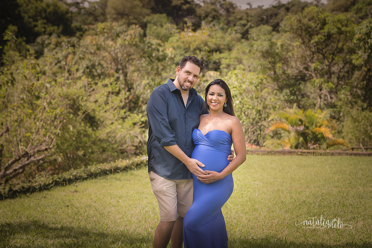 gestante abraçada com esposo em Esmeraldas - MG por Natália Melo Fotografia
