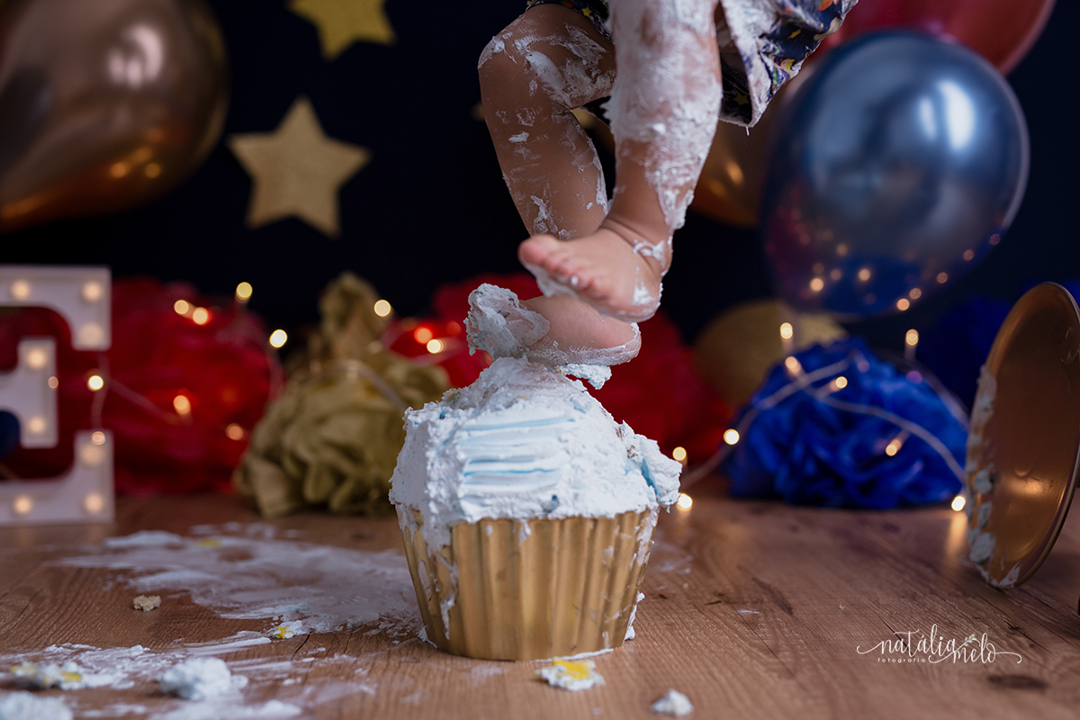 Smash the Cake em estúdio. Menino com roupa do pequeno Principe enfiando o pé no bolo