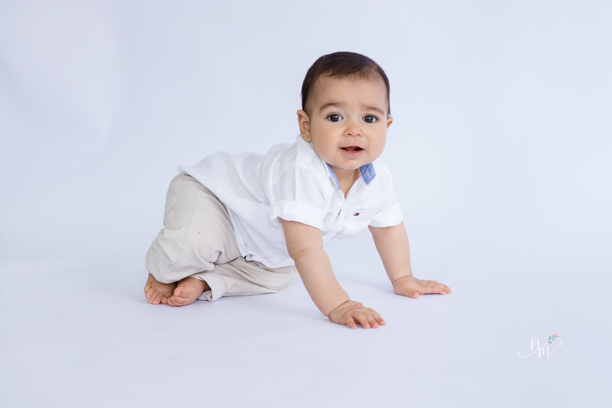 Ensaio de família feito por Natália Melo Fotografia, em Belo Horizonte -MG, onde o pequeno Théo engatinha pelo chão