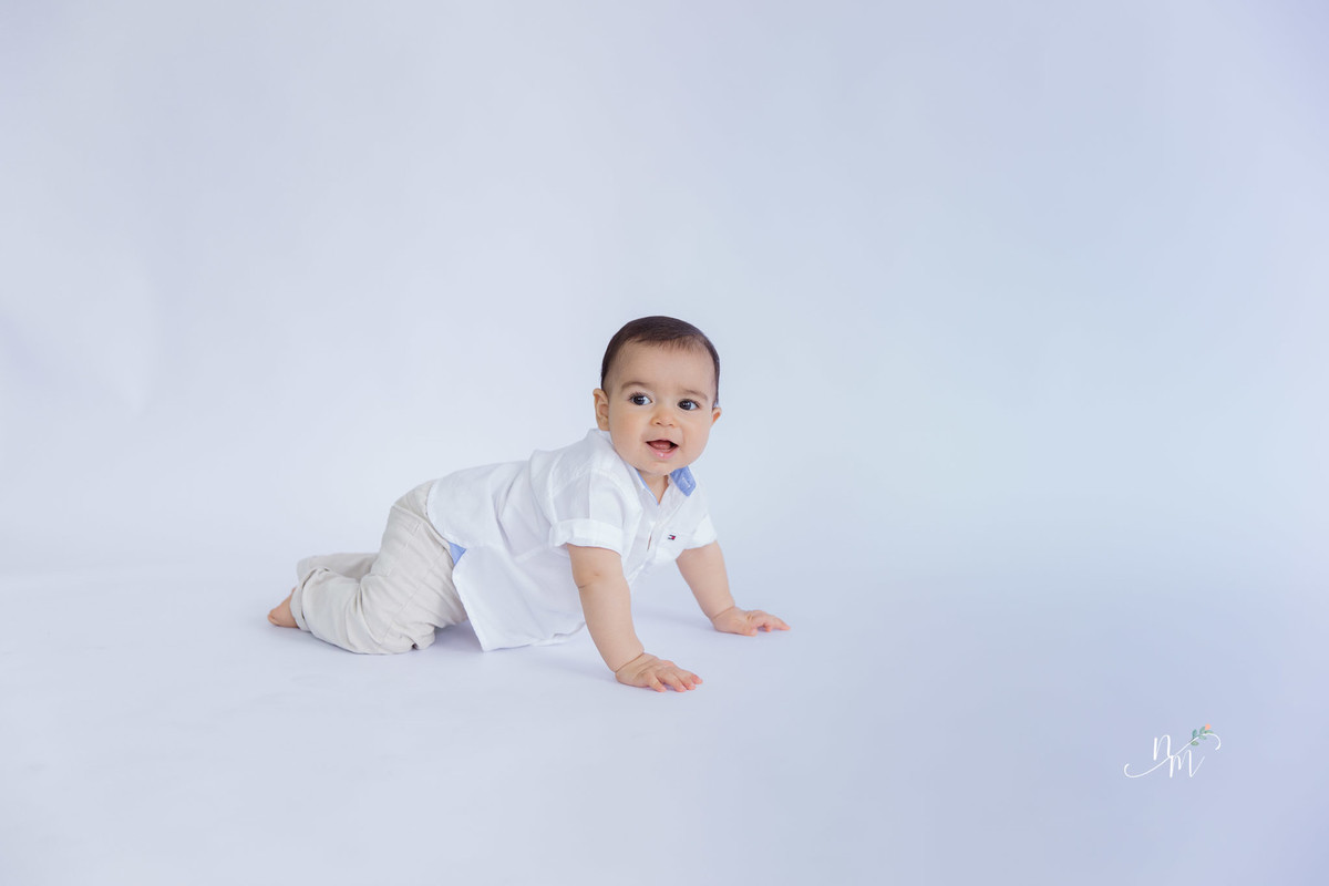 Ensaio de família feito por Natália Melo Fotografia, em Belo Horizonte -MG, onde o pequeno Théo engatinha pelo chão