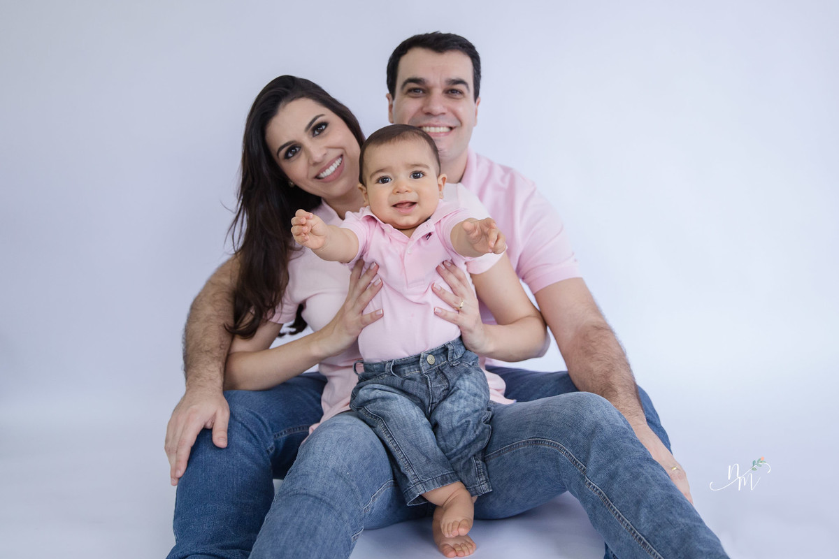Ensaio de família feito por Natália Melo Fotografia, em Belo Horizonte -MG, onde pai e mãe carregam filho no colo