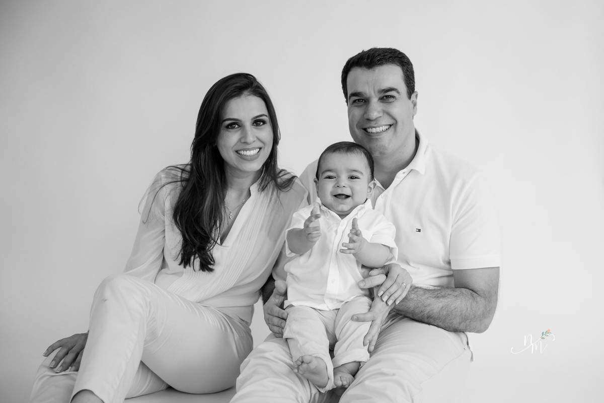 Ensaio de família feito por Natália Melo Fotografia, em Belo Horizonte -MG, onde pai e mãe carregam filho no colo