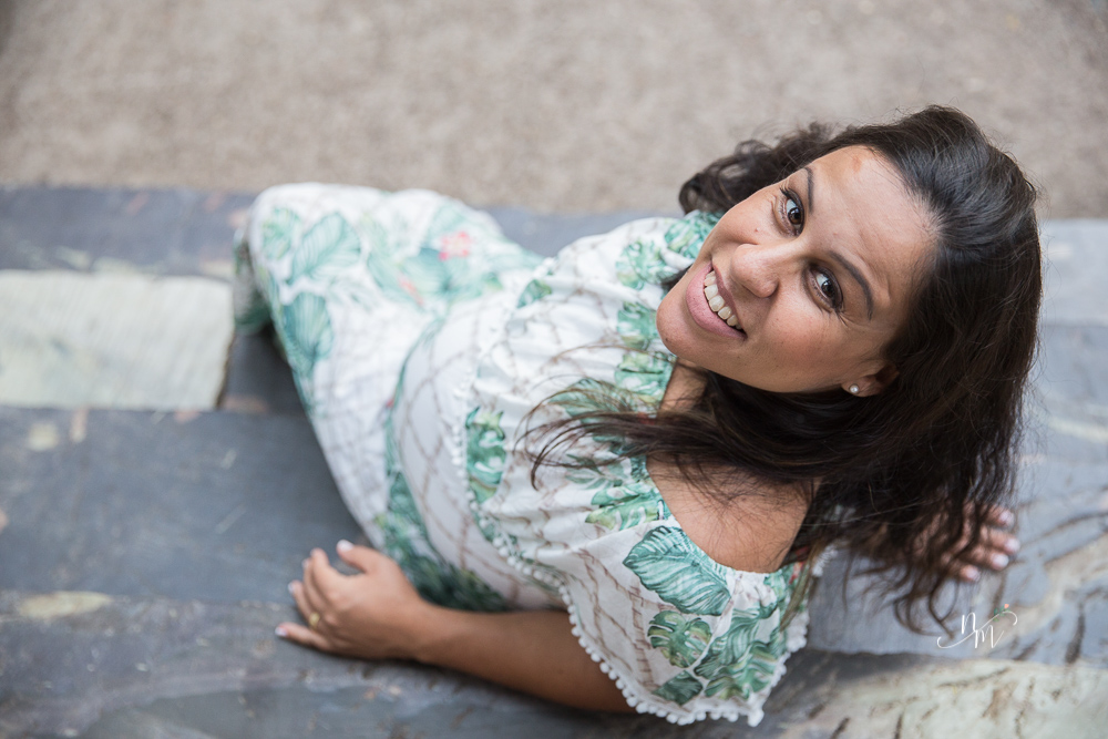 ensaio de gestante feito por Natália Melo Fotografia em Belo Horizonte -MG, no Museu Histórico Abílio Barreto, onde a Flaviana está sentada em uma escadaria de pedras