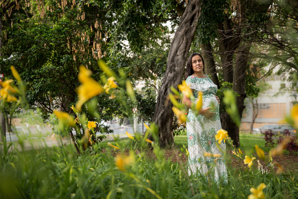 ensaio de gestante feito por Natália Melo Fotografia em Belo Horizonte -MG, no Museu Histórico Abílio Barreto, onde a Flaviana está em pé debaixo da árvore