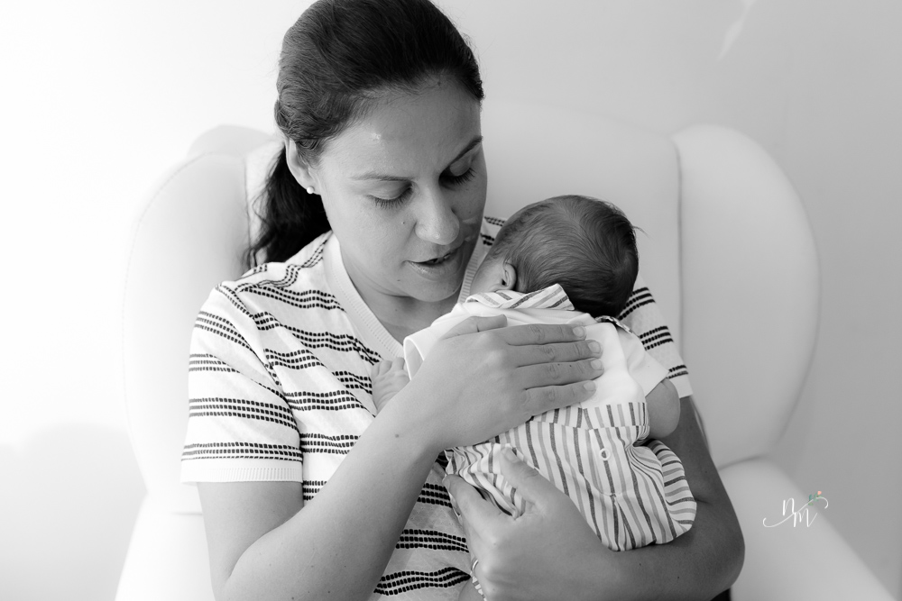 Ensaio de Newborn feito por Natália Melo Fotografia em Belo Horizonte - MG, onde ele está no colo da mãe