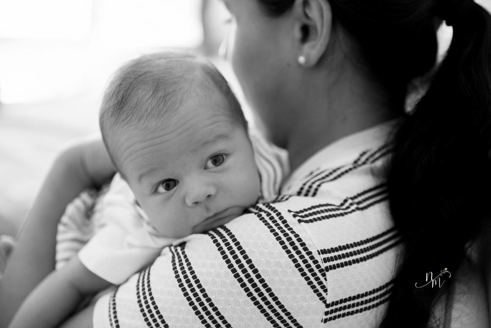 Ensaio de Newborn feito por Natália Melo Fotografia em Belo Horizonte - MG, onde ele está no colo da mãe