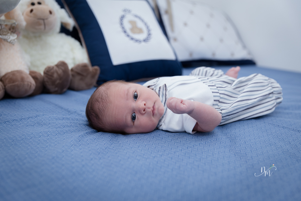 Ensaio de Newborn feito por Natália Melo Fotografia em Belo Horizonte - MG, onde ele está deitado na cama
