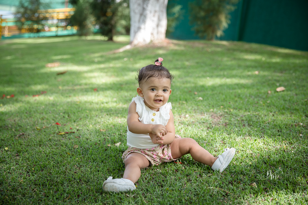 Ensaio de Família feito por Natália Melo Fotografia no Clube Jaraguá em Belo Horizonte - MG, onde Lara brinca o gramado
