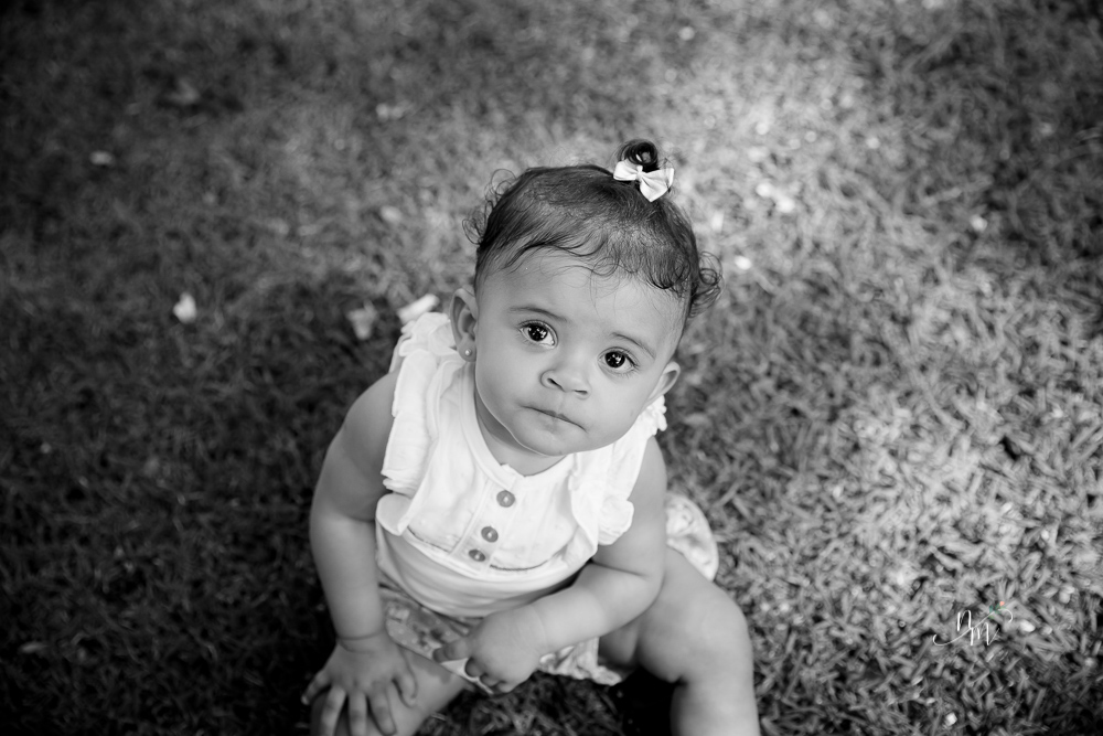 Ensaio de Família feito por Natália Melo Fotografia no Clube Jaraguá em Belo Horizonte - MG, onde Lara brinca o gramado