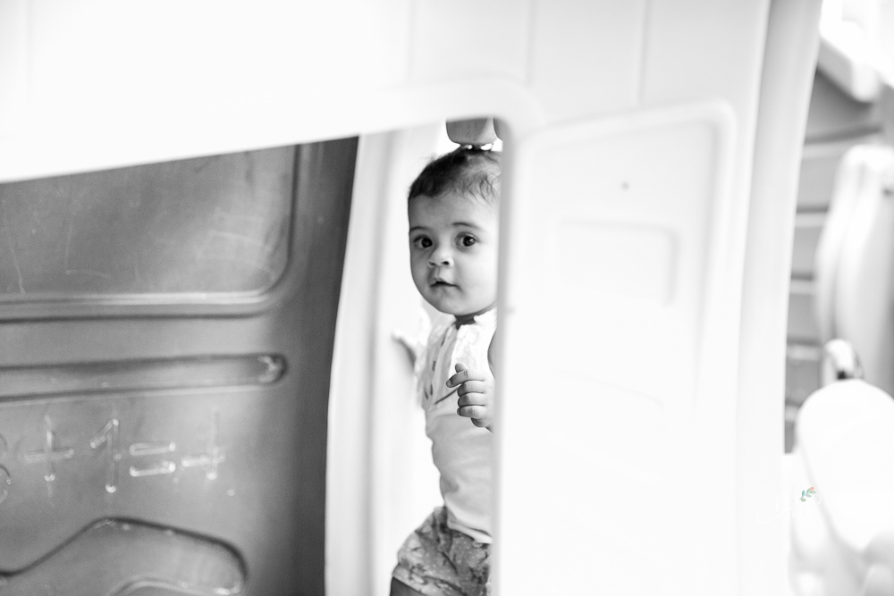 Ensaio de Família feito por Natália Melo Fotografia no Clube Jaraguá em Belo Horizonte - MG, onde Lara brinca na casinha