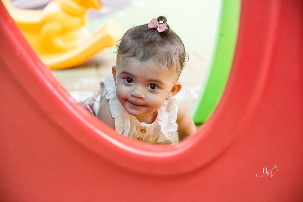 Ensaio de Família feito por Natália Melo Fotografia no Clube Jaraguá em Belo Horizonte - MG, onde Lara brinca na casinha