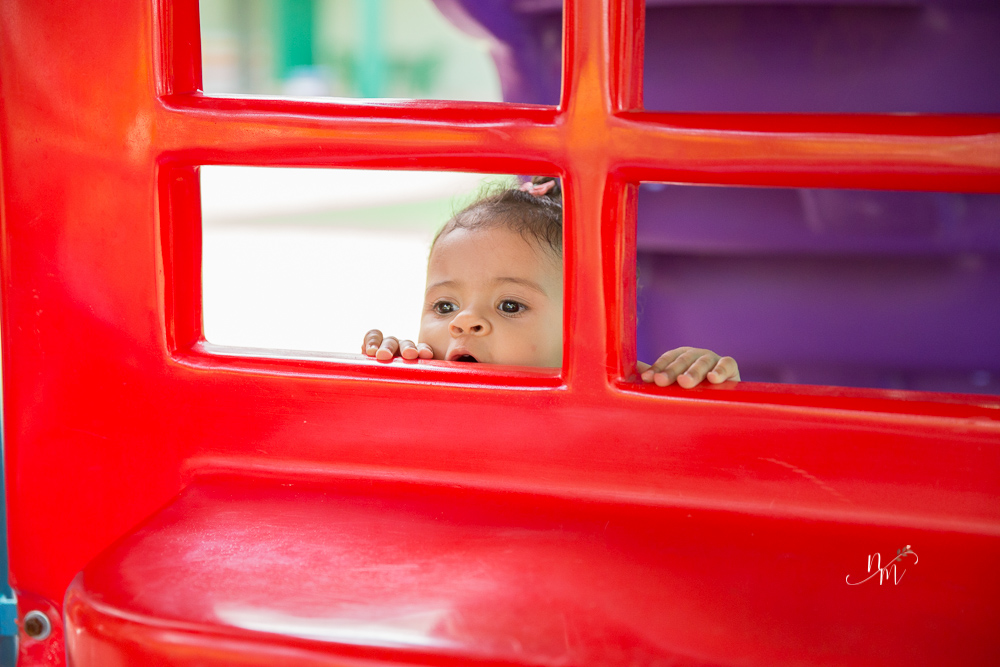 Ensaio de Família feito por Natália Melo Fotografia no Clube Jaraguá em Belo Horizonte - MG, onde Lara brinca na casinha