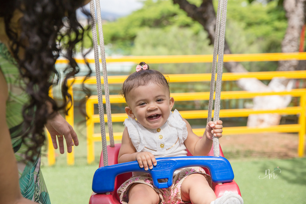 Ensaio de Família feito por Natália Melo Fotografia no Clube Jaraguá em Belo Horizonte - MG, onde Lara brinca no balanço com a mãe